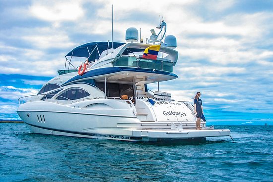 Windrose yacht day tour in Galapagos